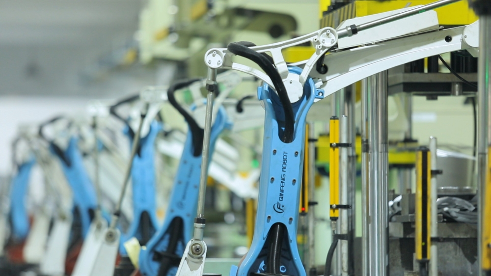 1分钟看懂自动化冲压流程，见证沁峰机器人极致效率